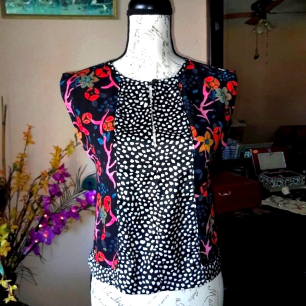 RACHEL ROY Stunning & Stylish Mixed Art Nouveau Print Sleeveless Keyhole Blouse